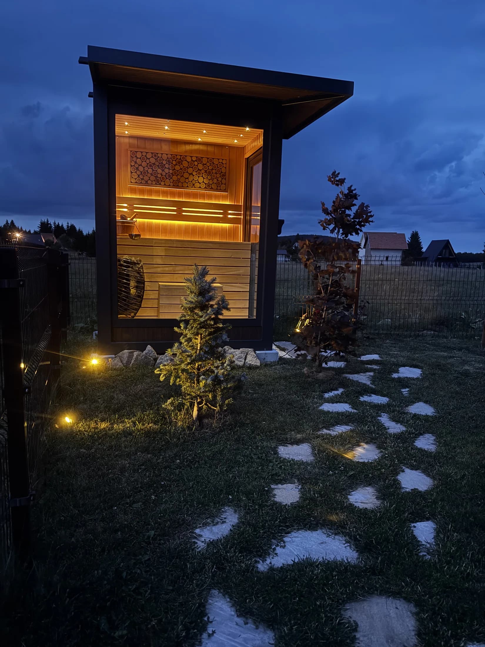 Osvetljena sauna u sumrak · Topli Kutak Golija